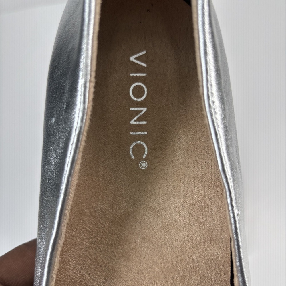 Vionic Silver Flats with Bow Detail 8.5 wide - Picture 16 of 16
